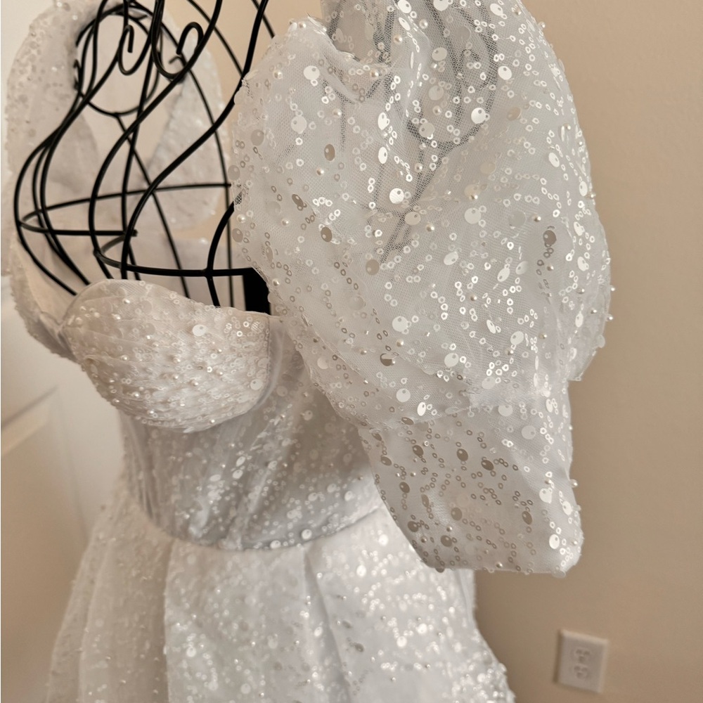 White dress with sparkles and beading - Picture 10 of 10